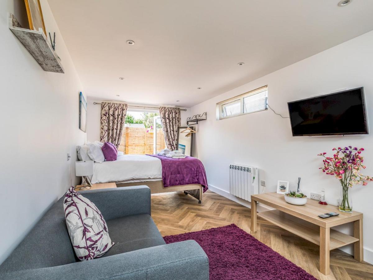 Pass The Keys Charming Chalet A Stones Throw From The Beach Чичестер Экстерьер фото