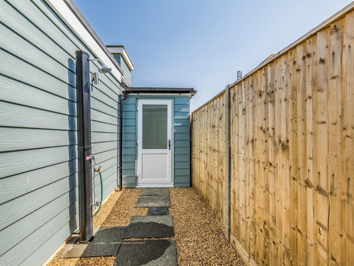 Pass The Keys Charming Chalet A Stones Throw From The Beach Чичестер Экстерьер фото