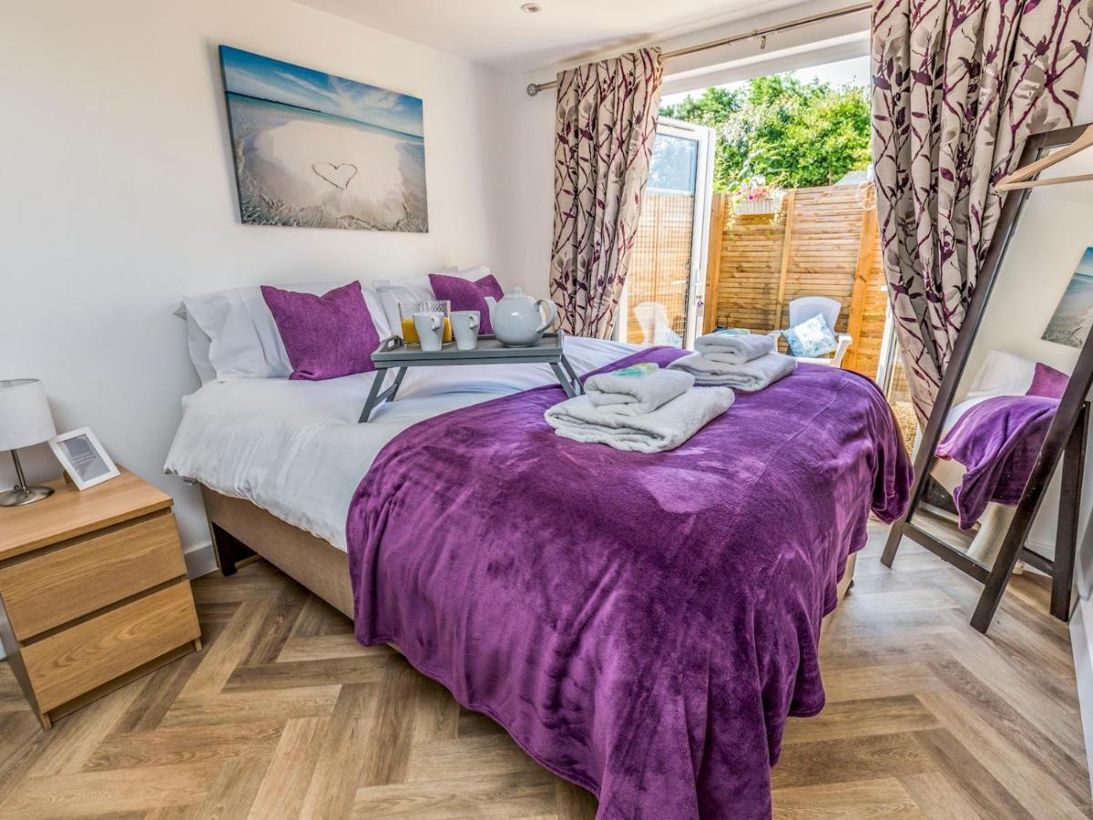 Pass The Keys Charming Chalet A Stones Throw From The Beach Чичестер Экстерьер фото