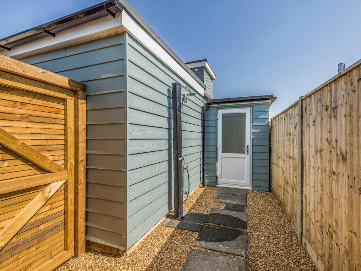 Pass The Keys Charming Chalet A Stones Throw From The Beach Чичестер Экстерьер фото