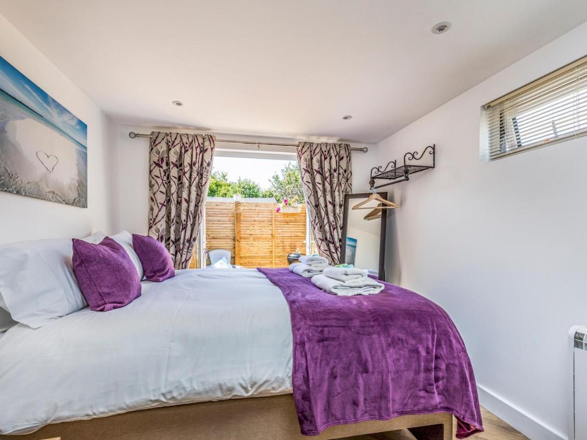Pass The Keys Charming Chalet A Stones Throw From The Beach Чичестер Экстерьер фото