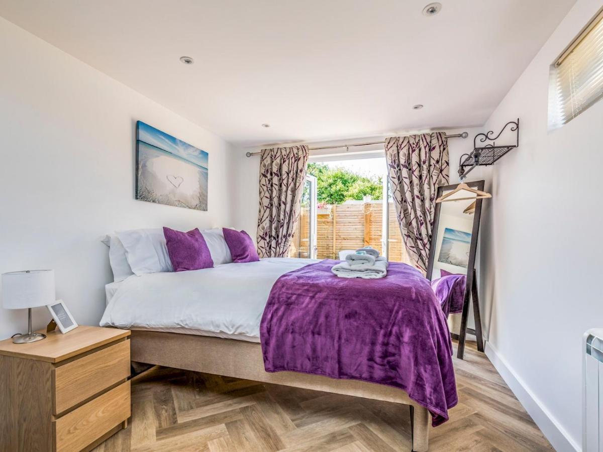 Pass The Keys Charming Chalet A Stones Throw From The Beach Чичестер Экстерьер фото