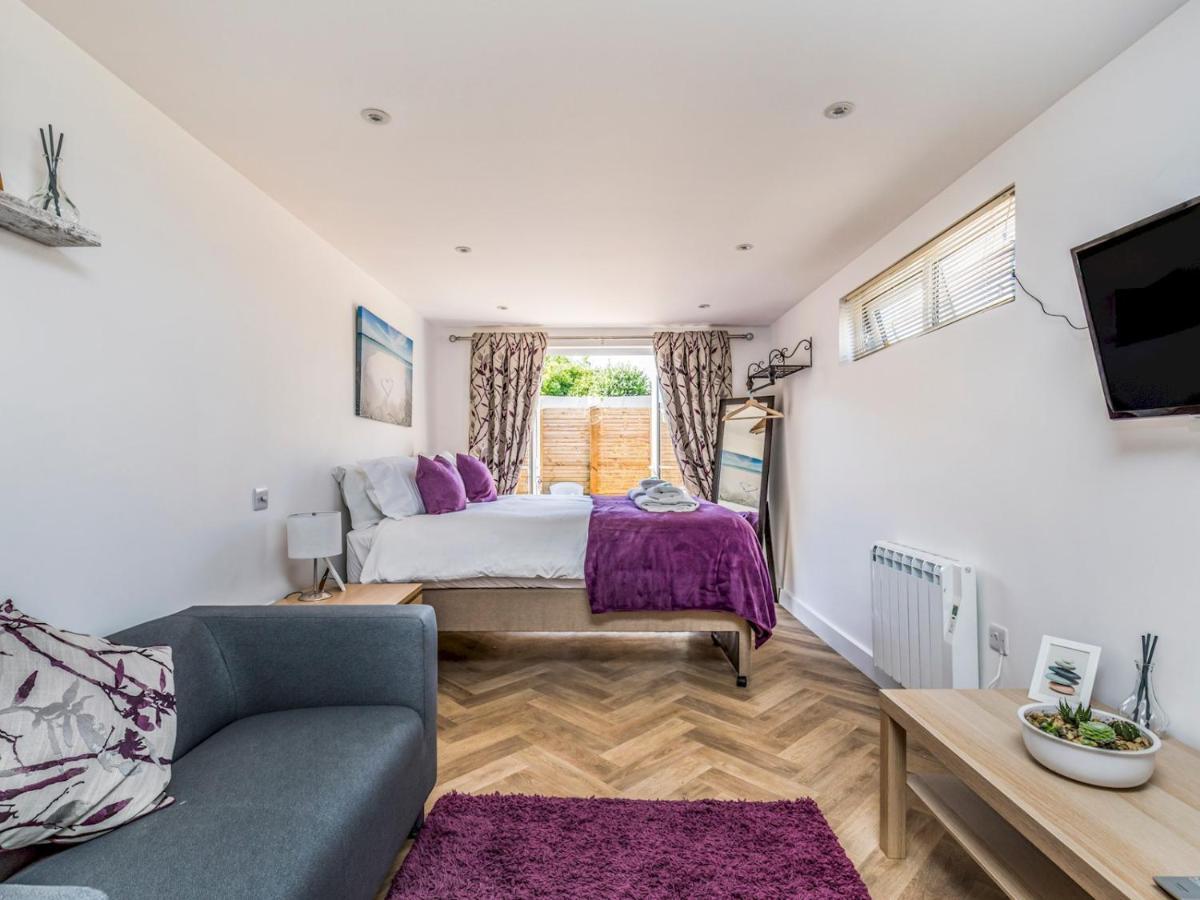 Pass The Keys Charming Chalet A Stones Throw From The Beach Чичестер Экстерьер фото