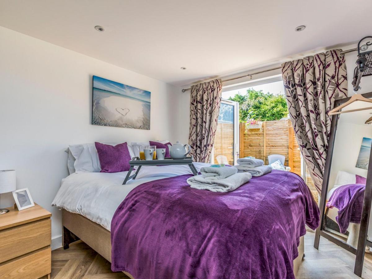 Pass The Keys Charming Chalet A Stones Throw From The Beach Чичестер Экстерьер фото