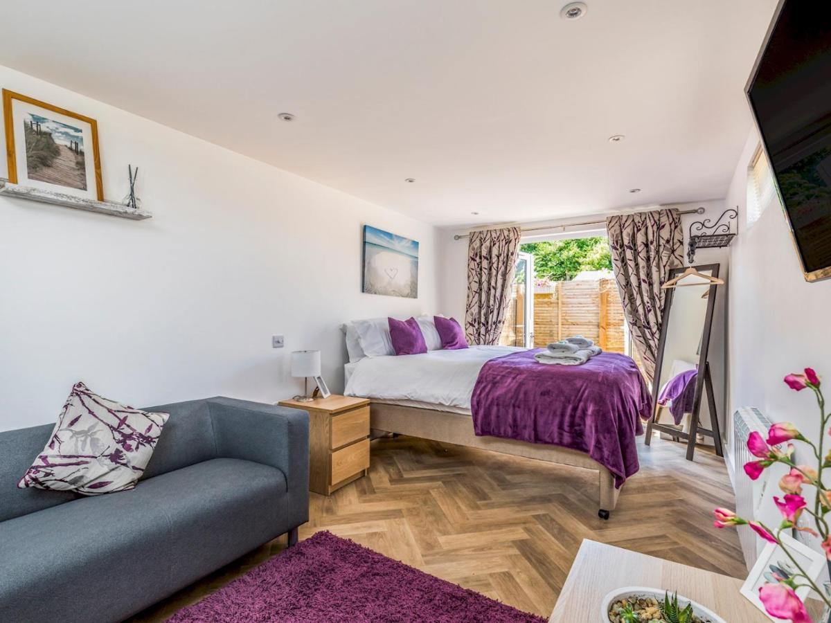 Pass The Keys Charming Chalet A Stones Throw From The Beach Чичестер Экстерьер фото