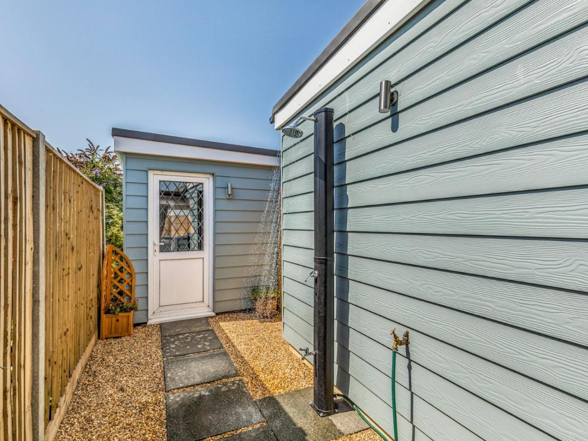 Pass The Keys Charming Chalet A Stones Throw From The Beach Чичестер Экстерьер фото