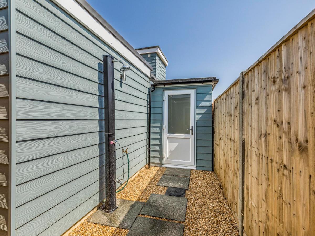 Pass The Keys Charming Chalet A Stones Throw From The Beach Чичестер Экстерьер фото