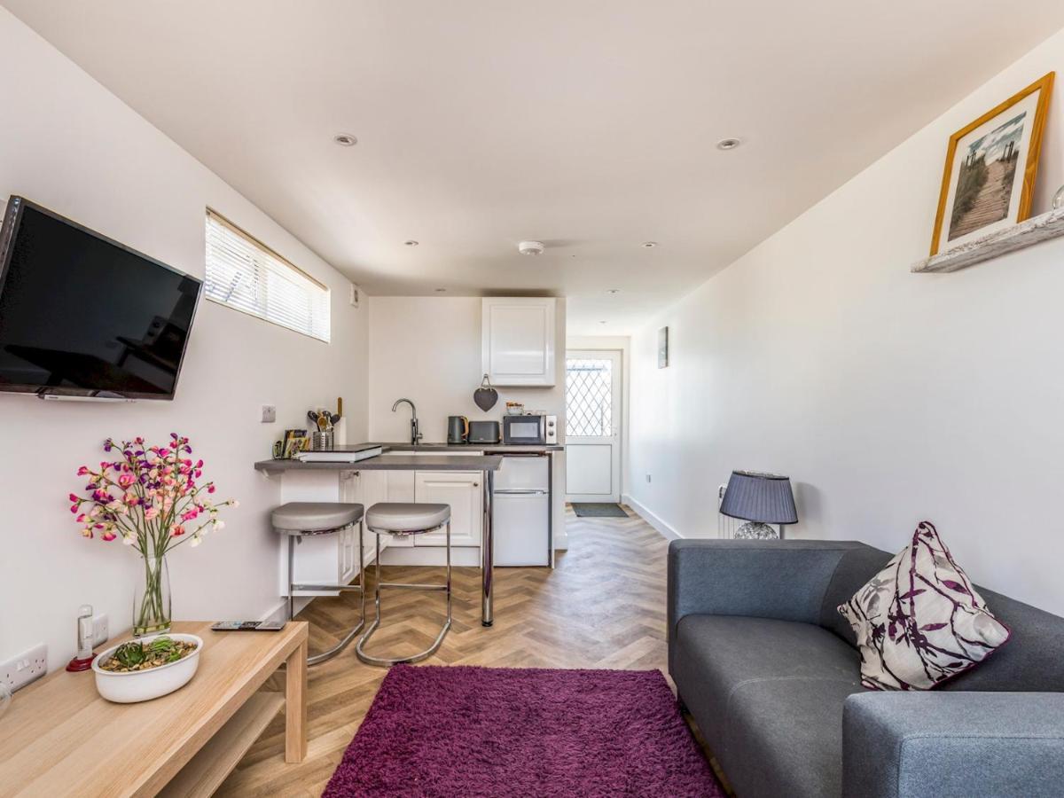 Pass The Keys Charming Chalet A Stones Throw From The Beach Чичестер Экстерьер фото