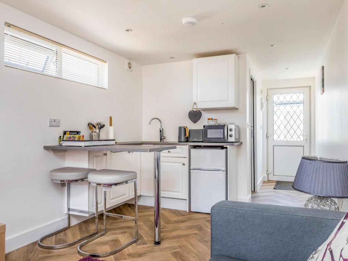 Pass The Keys Charming Chalet A Stones Throw From The Beach Чичестер Экстерьер фото