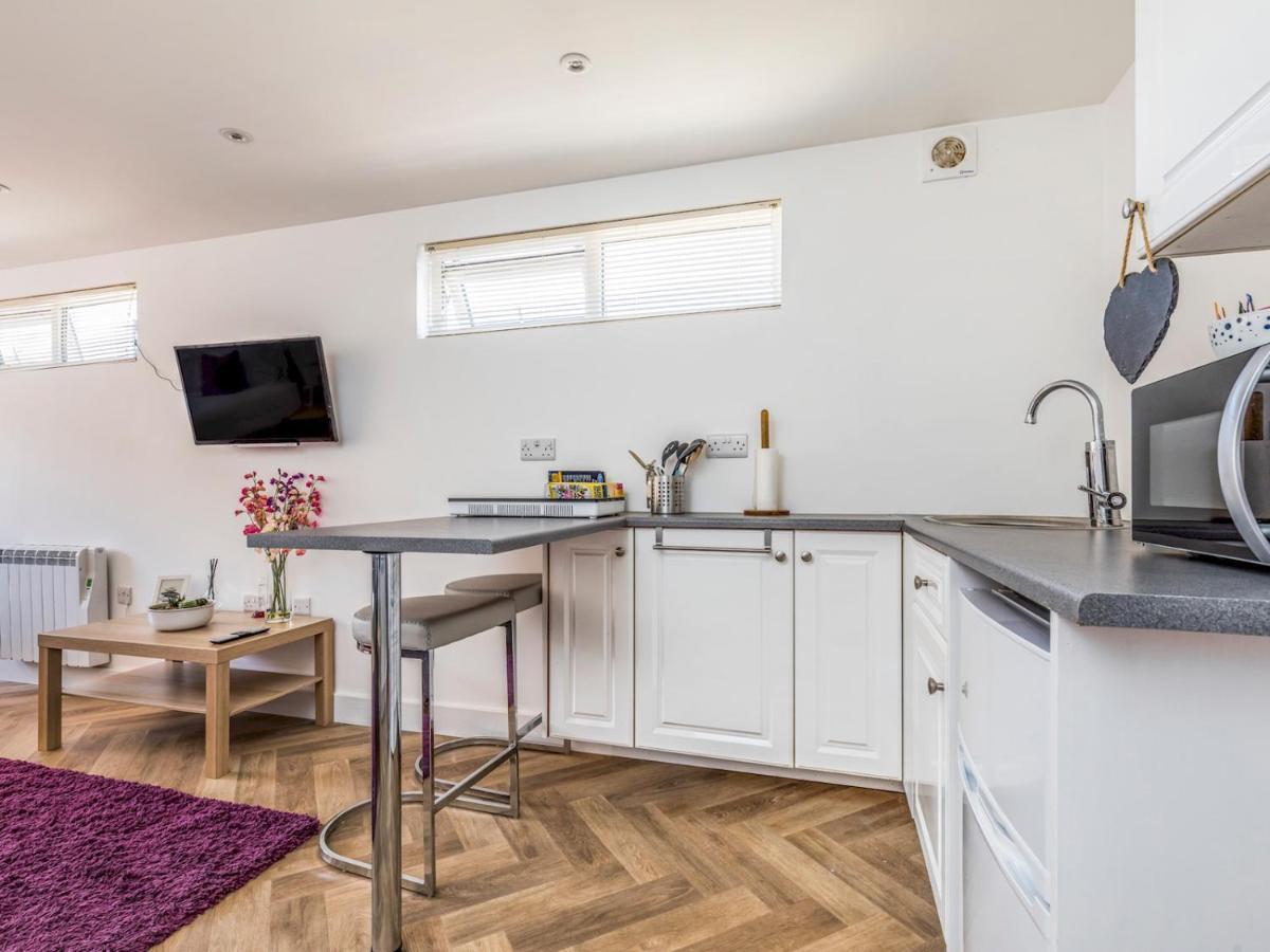 Pass The Keys Charming Chalet A Stones Throw From The Beach Чичестер Экстерьер фото