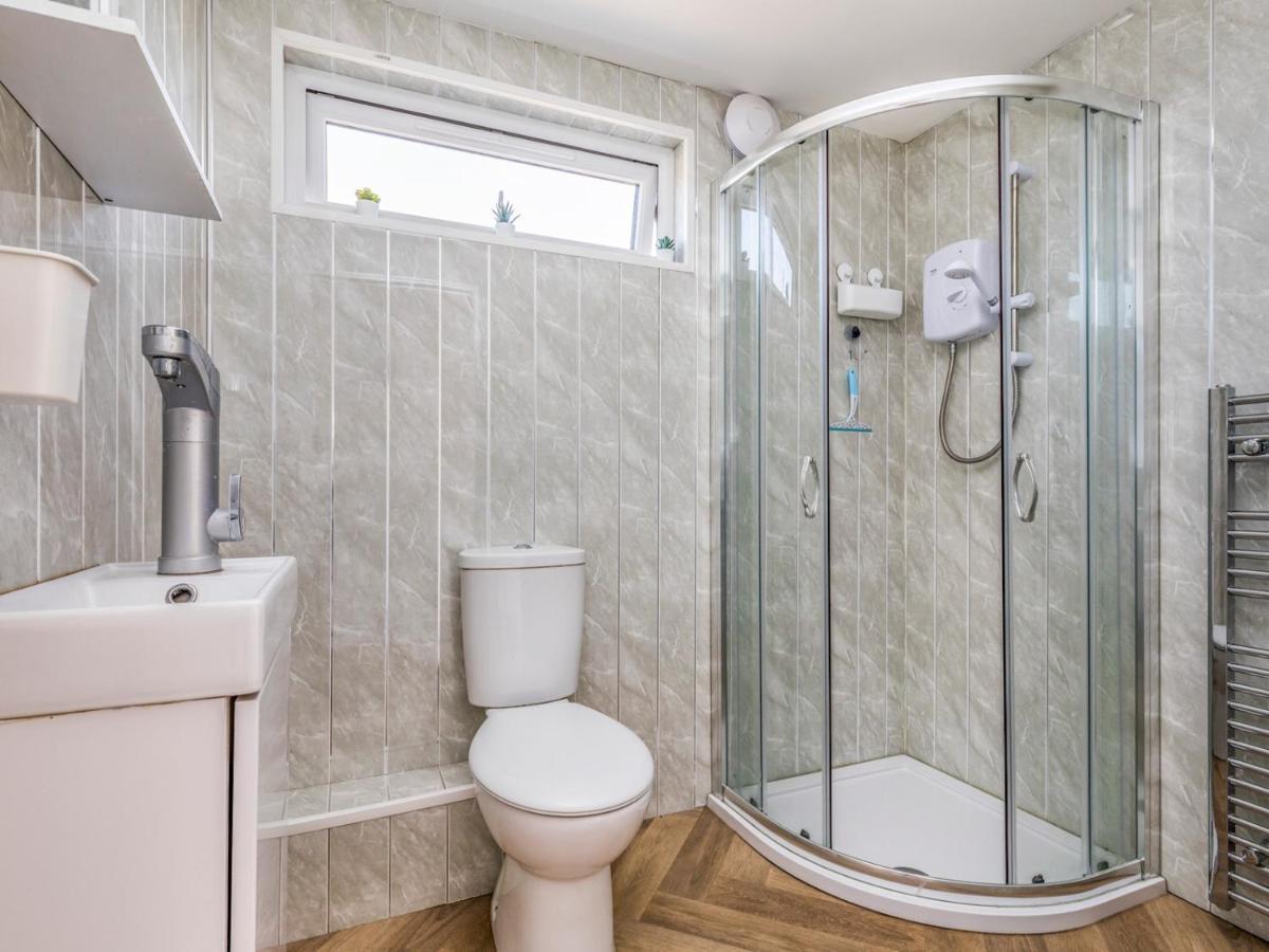 Pass The Keys Charming Chalet A Stones Throw From The Beach Чичестер Экстерьер фото