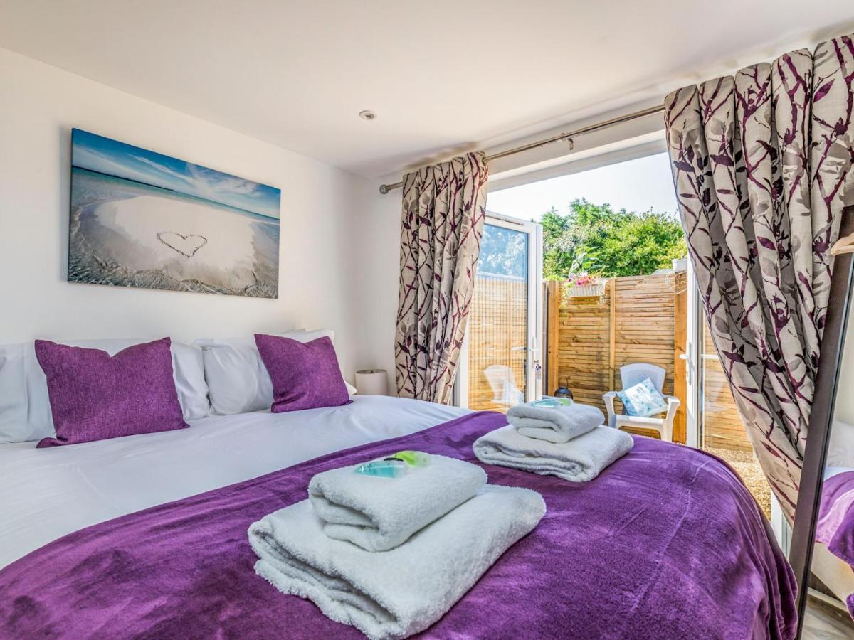 Pass The Keys Charming Chalet A Stones Throw From The Beach Чичестер Экстерьер фото