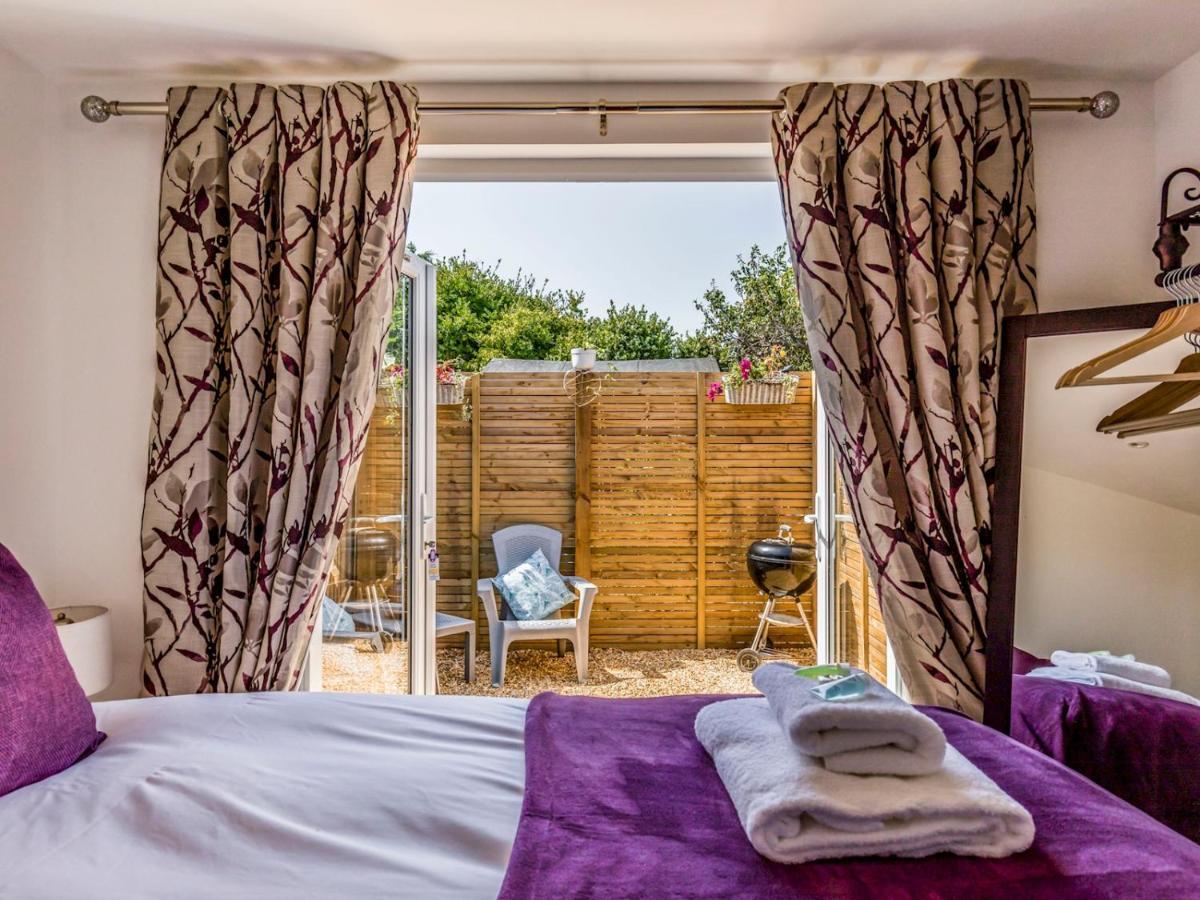 Pass The Keys Charming Chalet A Stones Throw From The Beach Чичестер Экстерьер фото
