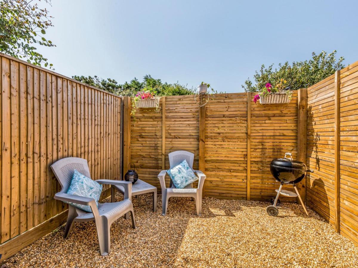 Pass The Keys Charming Chalet A Stones Throw From The Beach Чичестер Экстерьер фото
