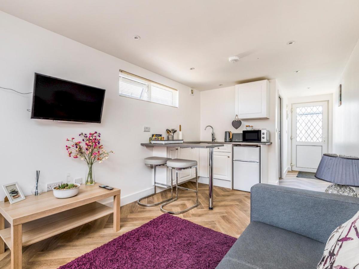 Pass The Keys Charming Chalet A Stones Throw From The Beach Чичестер Экстерьер фото