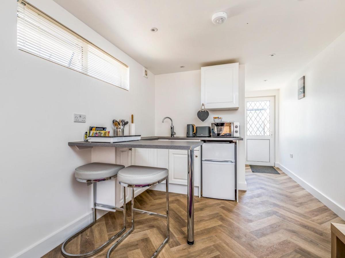 Pass The Keys Charming Chalet A Stones Throw From The Beach Чичестер Экстерьер фото