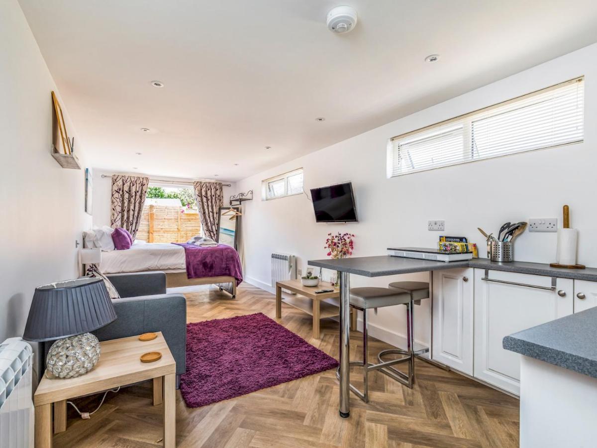 Pass The Keys Charming Chalet A Stones Throw From The Beach Чичестер Экстерьер фото