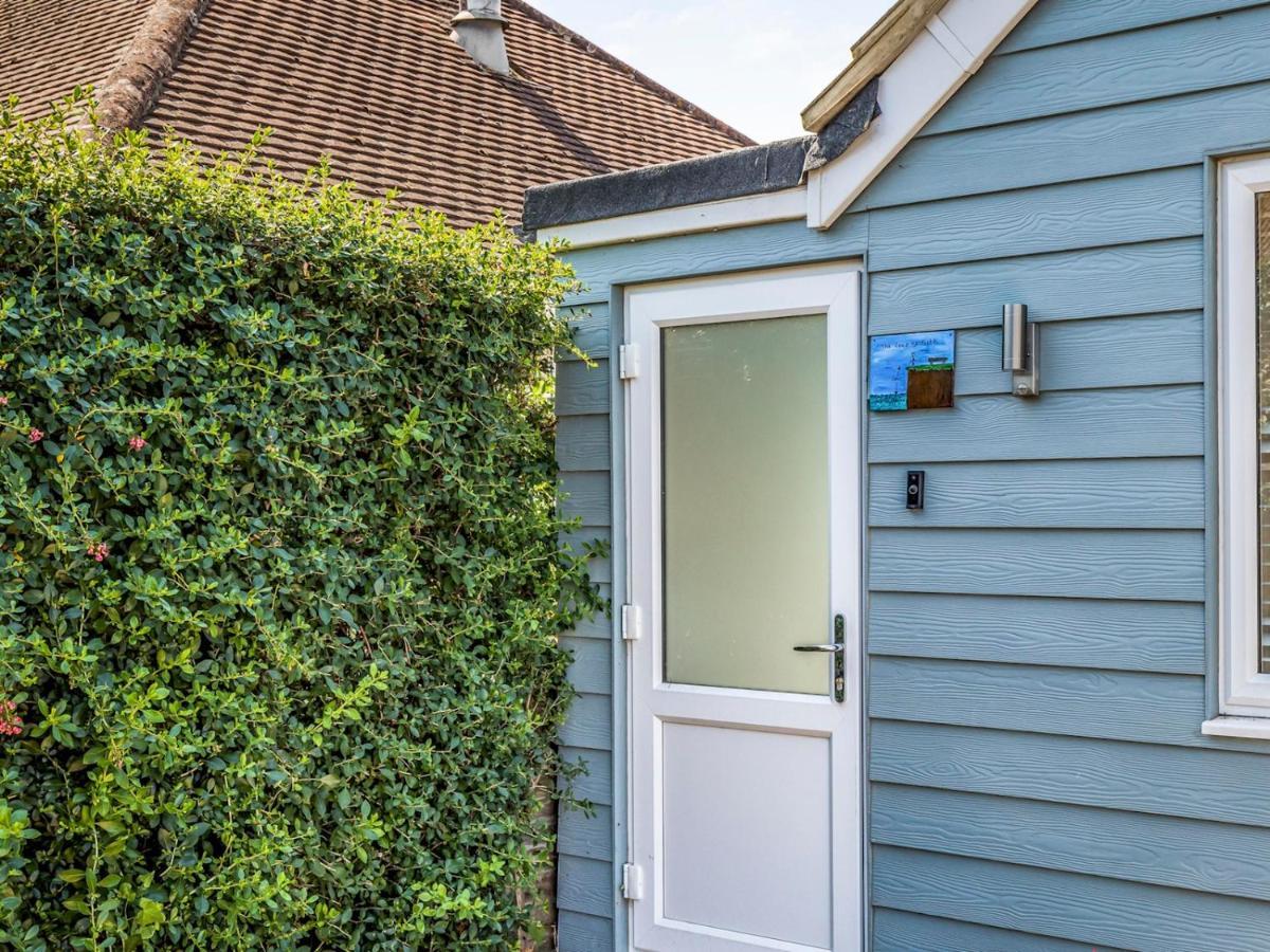 Pass The Keys Charming Chalet A Stones Throw From The Beach Чичестер Экстерьер фото
